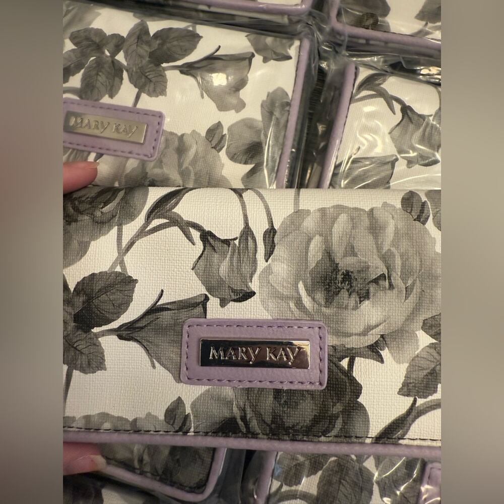 NEW Mary Kay 2017 Going Places Collection Bundle of (9) Floral Checkbook Covers - Picture 3 of 5